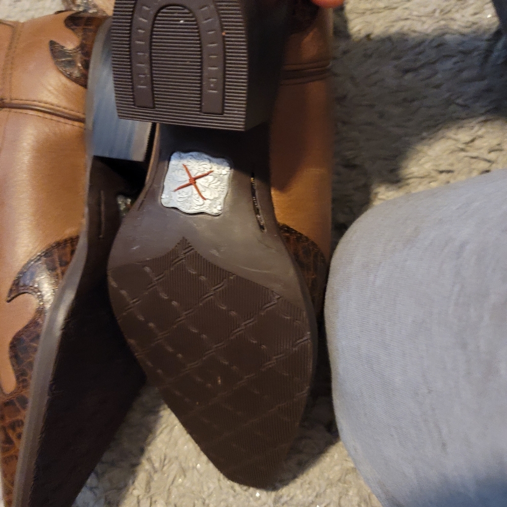 Boots - Picture 4 of 5